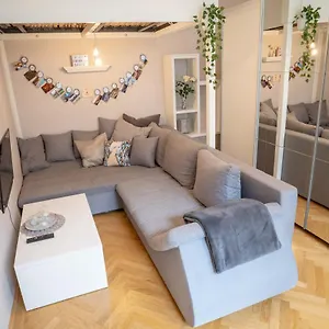 Cozy Modern Nest In The Heart Of With Netflix Apartament